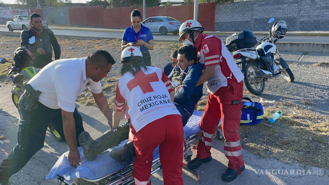 Lechero derrapa en su moto al oriente de Saltillo y termina lesionado