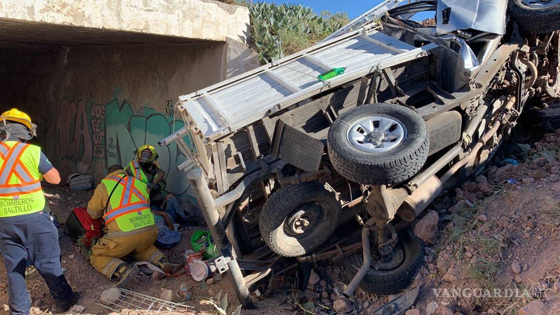 $!Camioneta termina en arroyo luego de que conductor perdiera el control en una curva sobre la carretera Zacatecas-Saltillo.