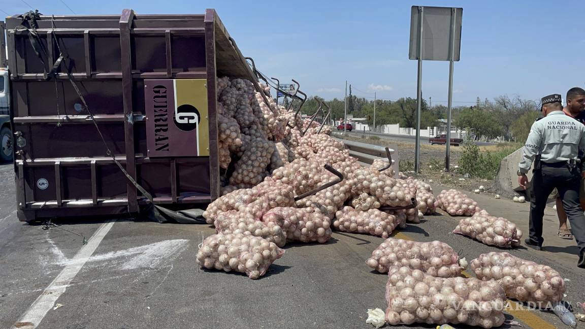 Queda ‘para llorar’: cambia de carril y vuelca camión cargado de cebollas en carretera Saltillo-Monterrey