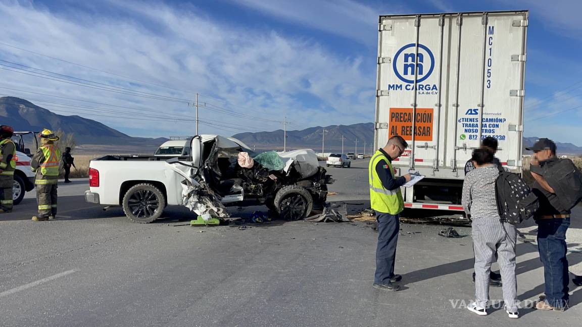 Aparatoso impacto contra tráiler deja a pareja lesionada en la carretera a Derramadero