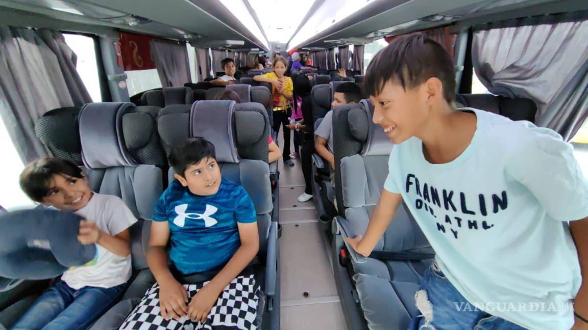 $!Los niños fueron trasladados en el camión oficial de los Saraperos de Saltillo.