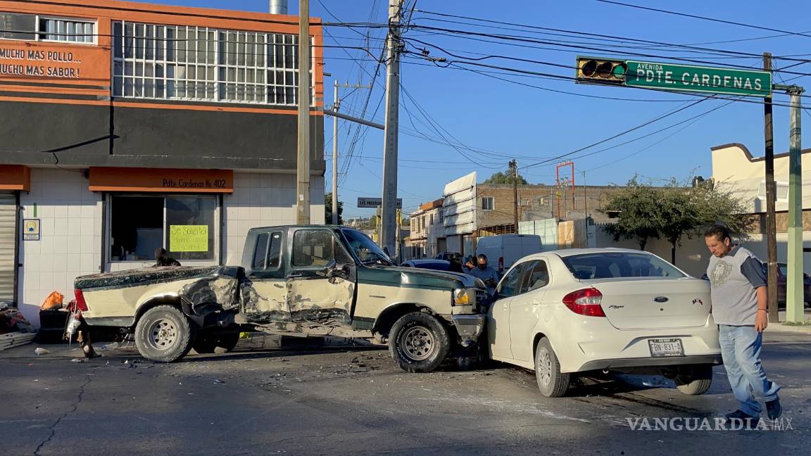 Joven se pasa el semáforo en rojo y provoca aparatoso accidente en Saltillo