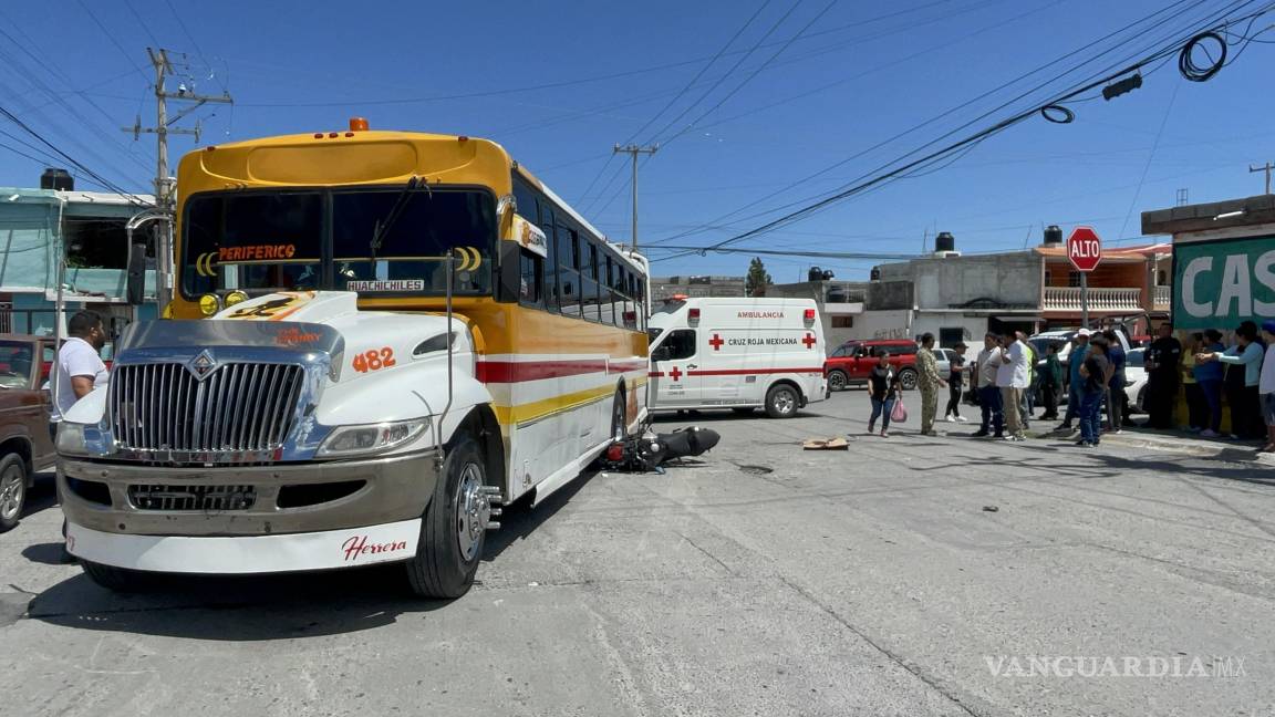 ¡Oootra del transporte urbano! Conductor de la ruta Periférico de Saltillo arrolla a motociclista