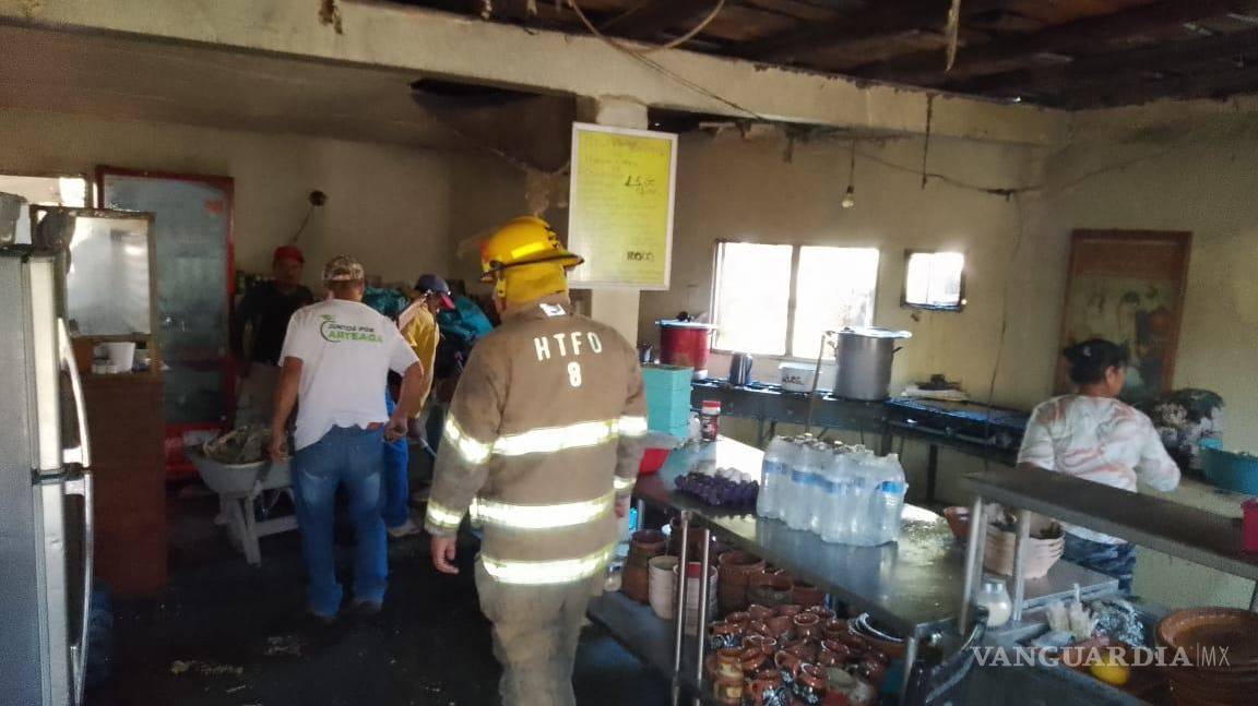 Flamazo provoca incendio en restaurante de San Antonio de las Alazanas; mujer resulta con quemaduras leves