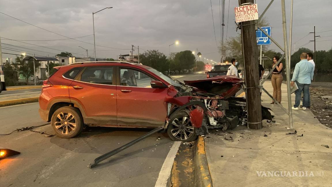 Mujer se impacta contra poste en la madrugada en Saltillo