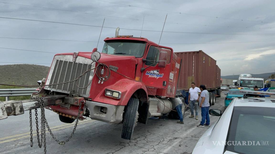 Chocan tráiler y camión de pasajeros en la carretera Saltillo-Zacatecas