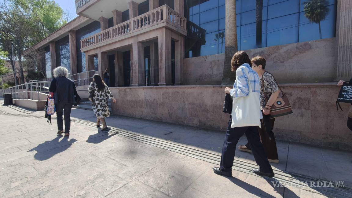 $!Acusan invasión de cocheras y bloqueos de accesos, incluso lejos de los bares.