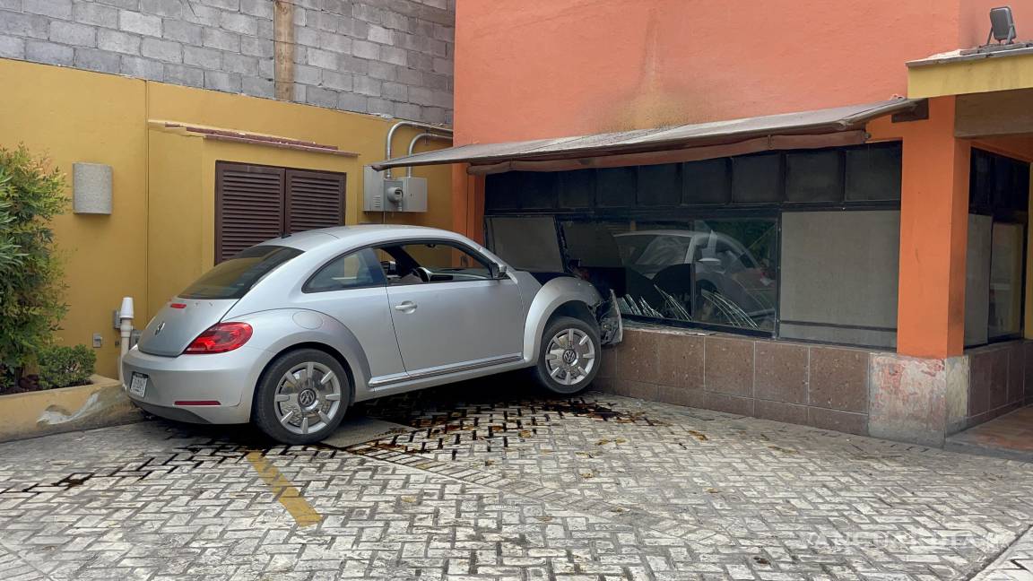 Joven pierde el control de su auto y se estrella contra taquería, al norte de Saltillo