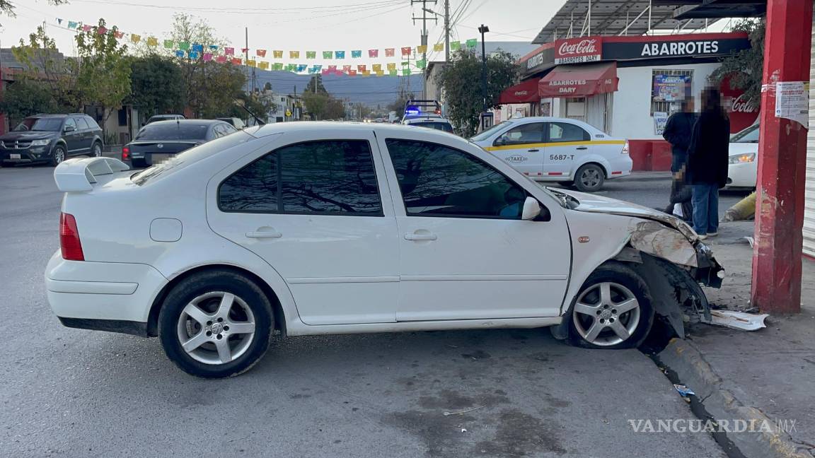 Choca joven ebrio contra poste y atropella a mujer en Saltillo