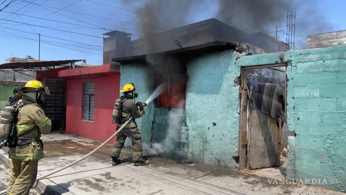 Incendio en Saltillo arrasa con casa de la colonia pueblo insurgente; policías tratan de sofocarlo a cubetazos y fallan