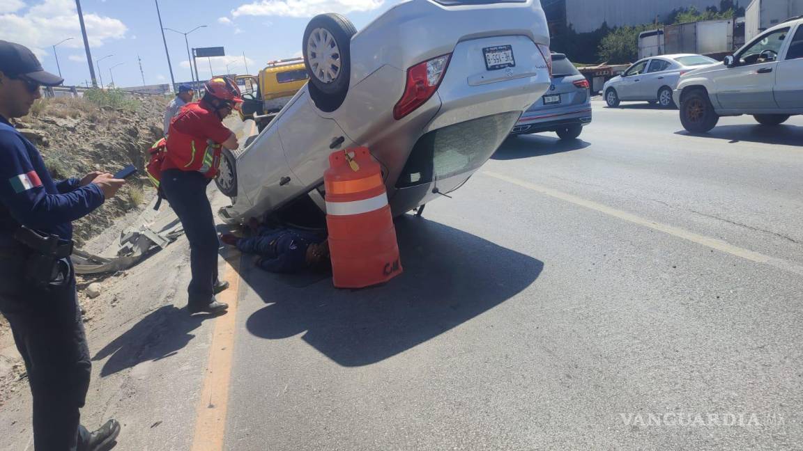 Vuelca a exceso de velocidad al evitar choque con camión en Ramos Arizpe