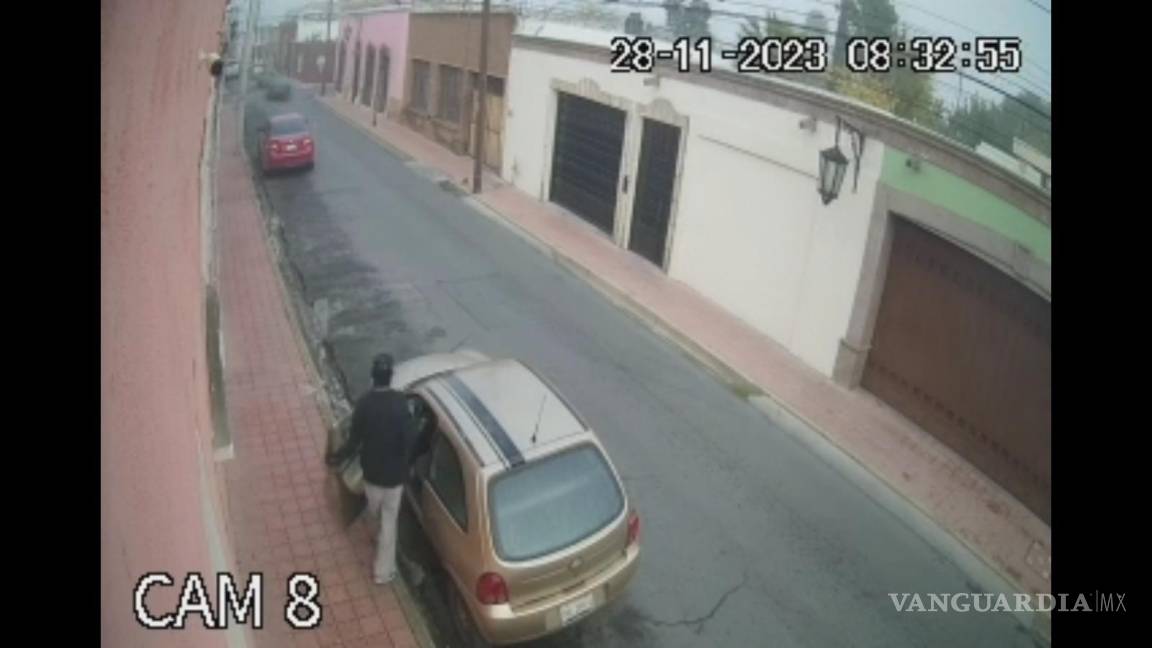 Captan en video a sujeto robando interior de auto en el Centro de Saltillo y a plena luz del día
