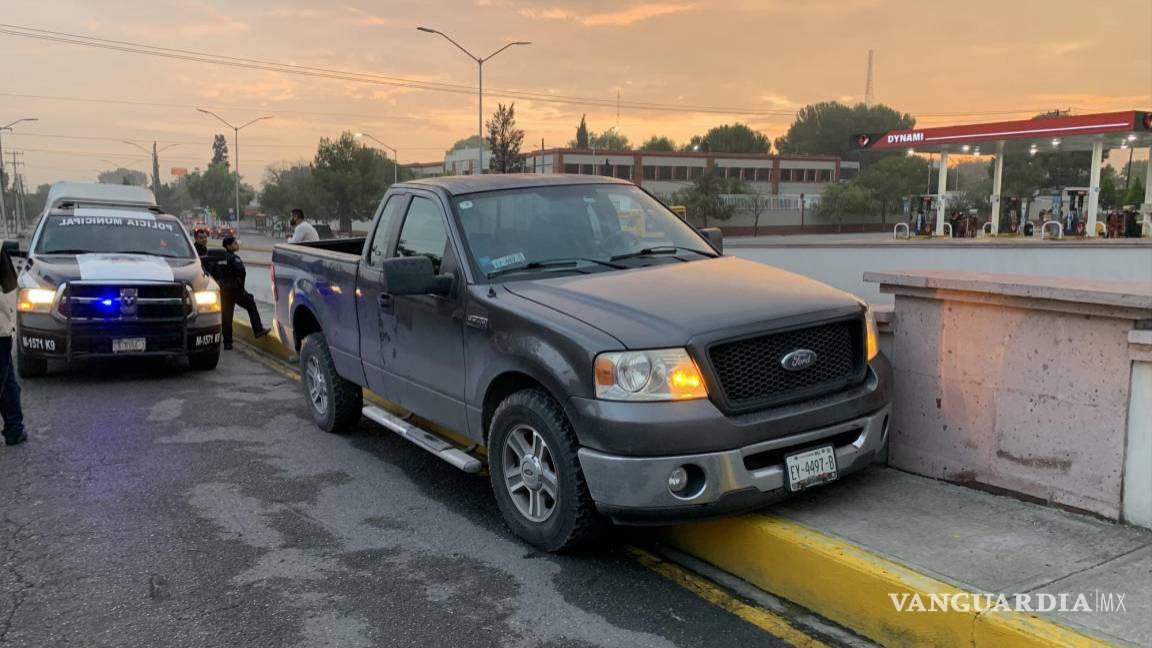 $!Una camioneta chocó en bulevar Venustiano Carranza tras el dormite del conductor.