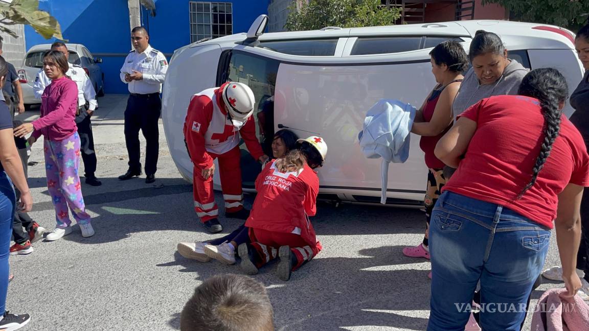 Saltillo: conductora se distrae en el celular, termina volcada y con fractura expuesta