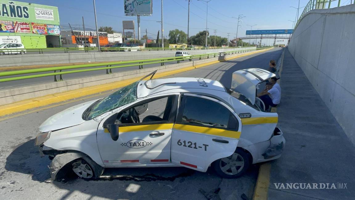 Le cierran el paso a taxista y vuelca en el Periférico de Saltillo