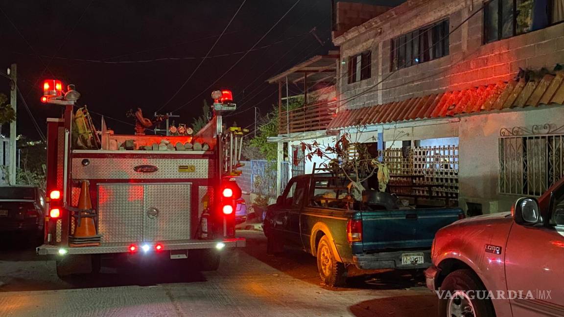 Saltillo: corto circuito desata incendio en casa; bomberos sofocan el siniestro