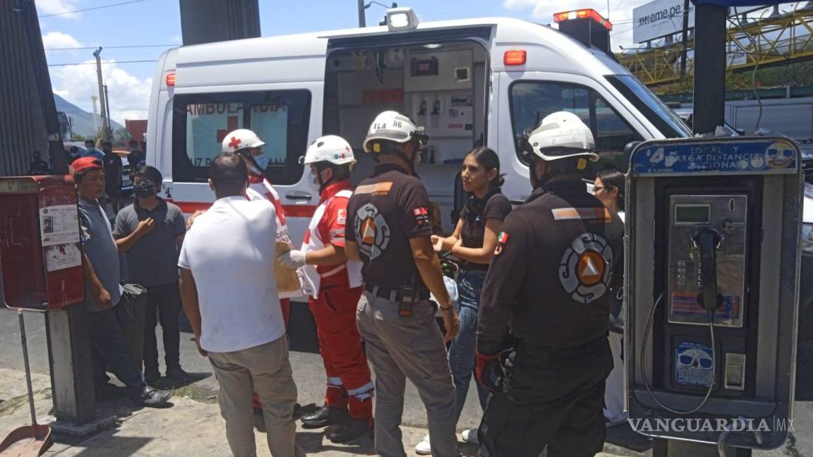 Monterrey: camión se impacta contra muro del Metro; hay un muerto y cinco heridos