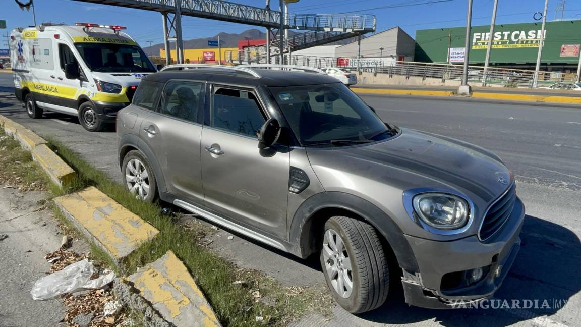 Saltillo: menor termina en el hospital tras chocar su moto contra un Mini Cooper