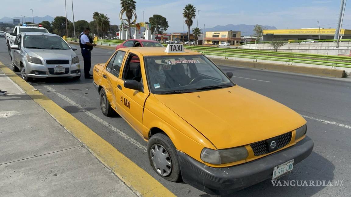 Taxista invade carril en Paseo de la Reforma, al oriente de Saltillo; reportan daños y una lesionada