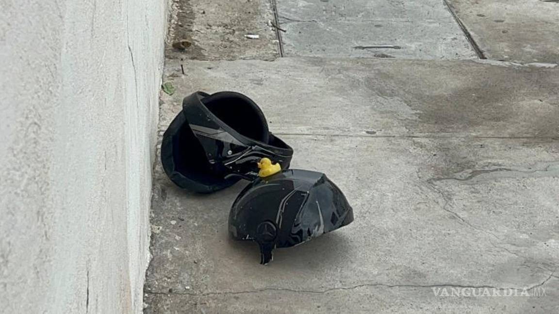$!El casco del motociclista se quebró en dos tras el impacto con el pavimento.