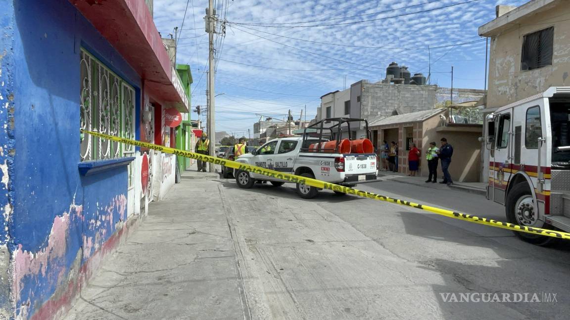 Muere hombre aplastado por su camioneta mientras la reparaba en Saltillo