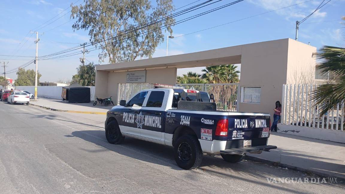 Menor es sorprendido con pistola calibre 9 mm en preparatoria de Torreón