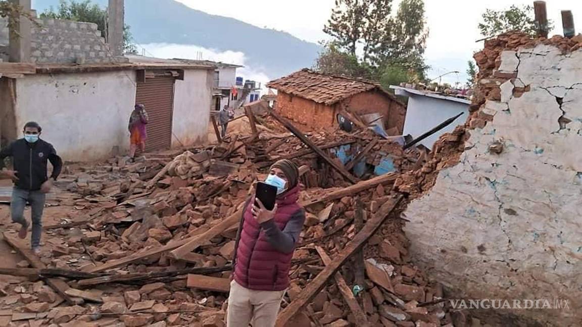 Nepal acelera las operaciones de ayuda y rescate tras sismo de magnitud 5.6 que hasta ahora dejó 157 muertes
