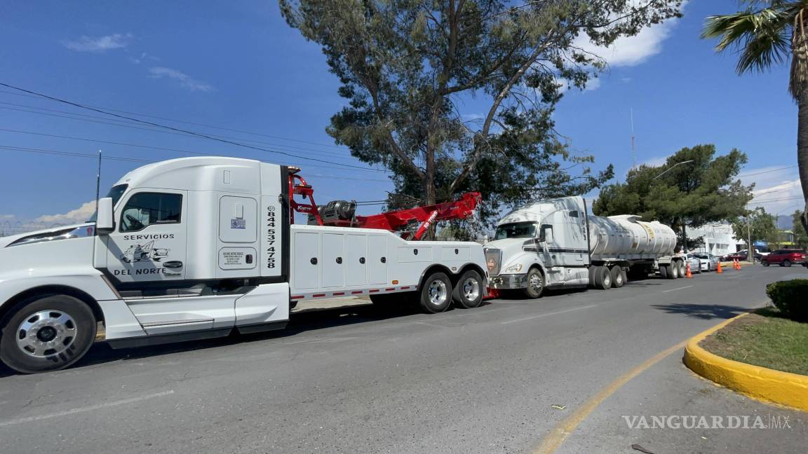 Aseguran tráiler con combustible ilegal, en Saltillo
