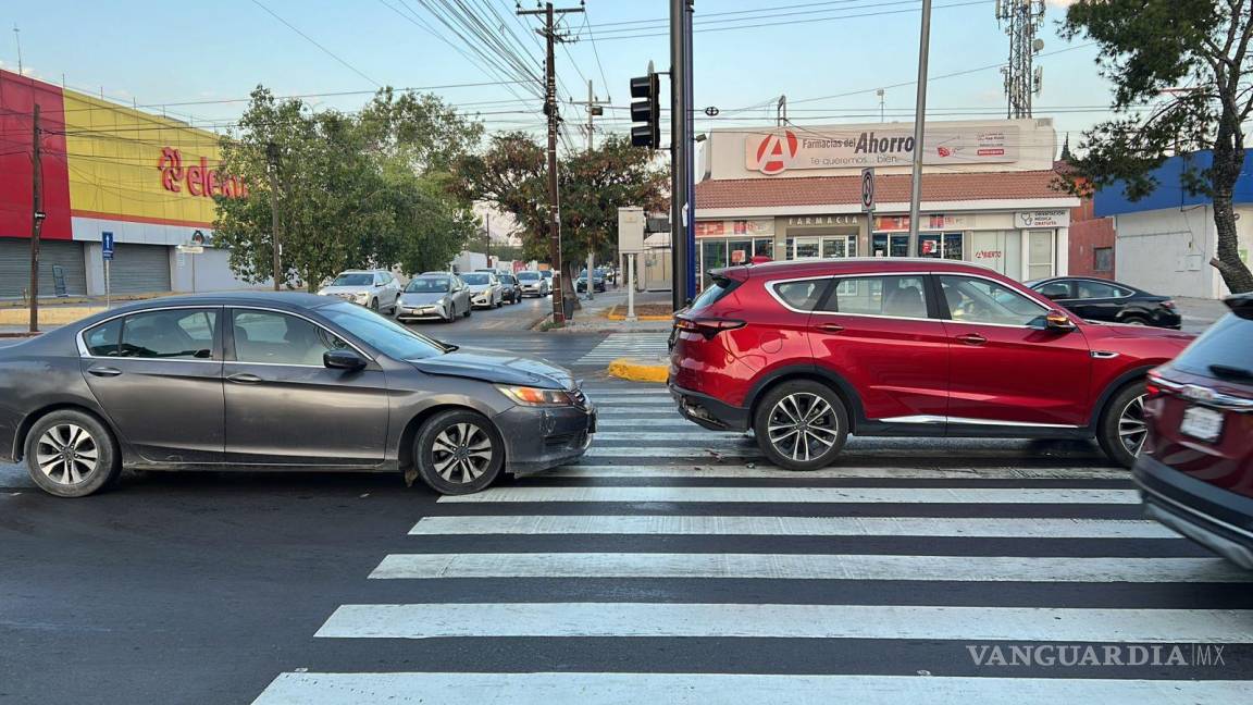 Choca joven por alcance en V. Carranza, en Saltillo