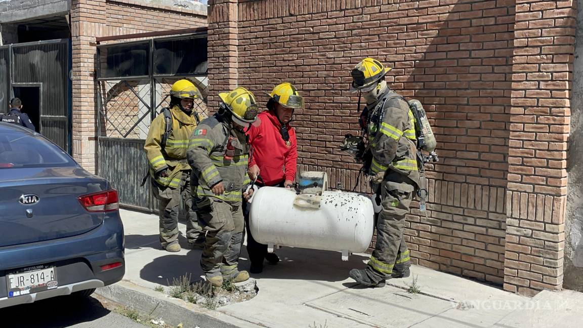 Llena tanque de gas y se lleva un flamazo en Saltillo; resulta con quemaduras