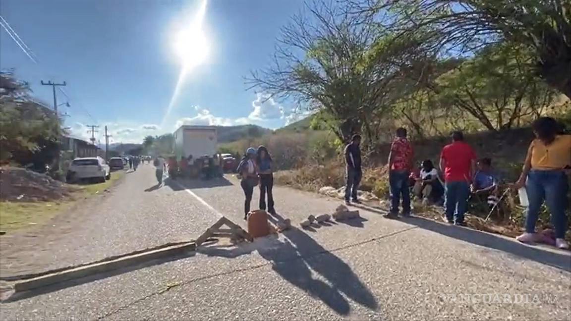 Bloquean pobladores accesos en víspera de visita de López Obrador a Guerrero