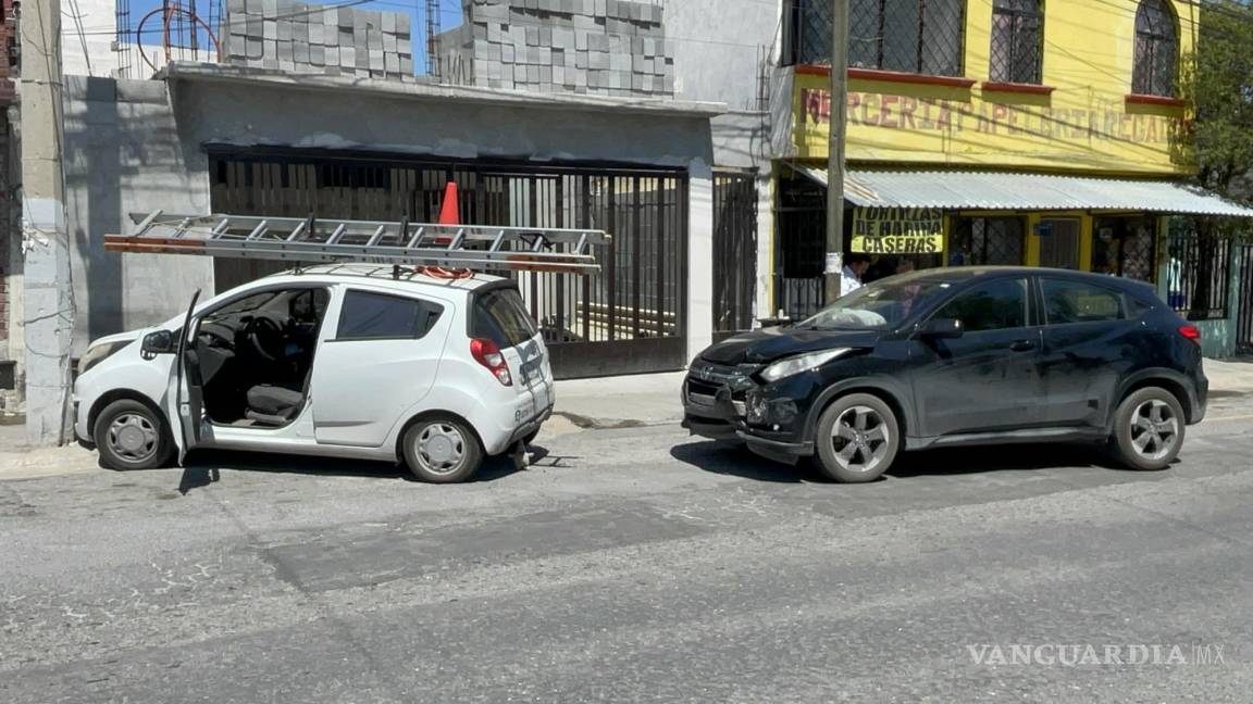 Cambia de carril sin precaución y lo impactan contra un poste al oriente de Saltillo