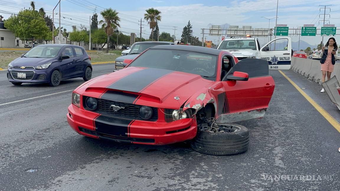 Acelerado Mustang choca contra barra de contención en Saltillo; pavimento mojado lo traiciona