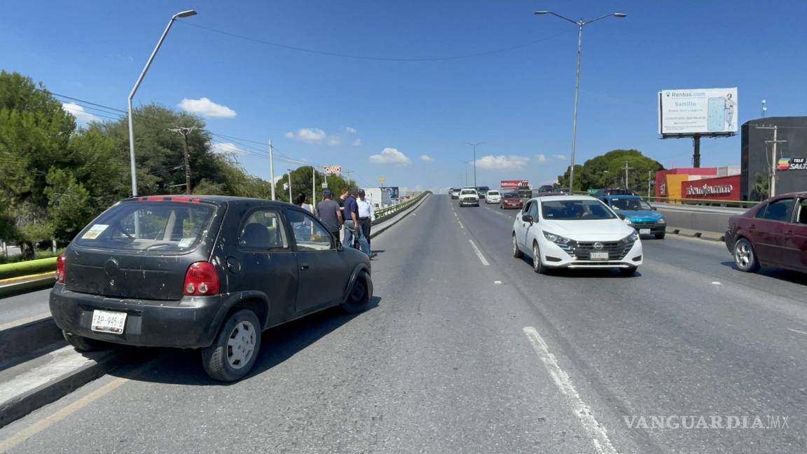 Trata de esquivar auto y exceso de velocidad la hace girar hasta quedar en sentido contrario al norte de Saltillo