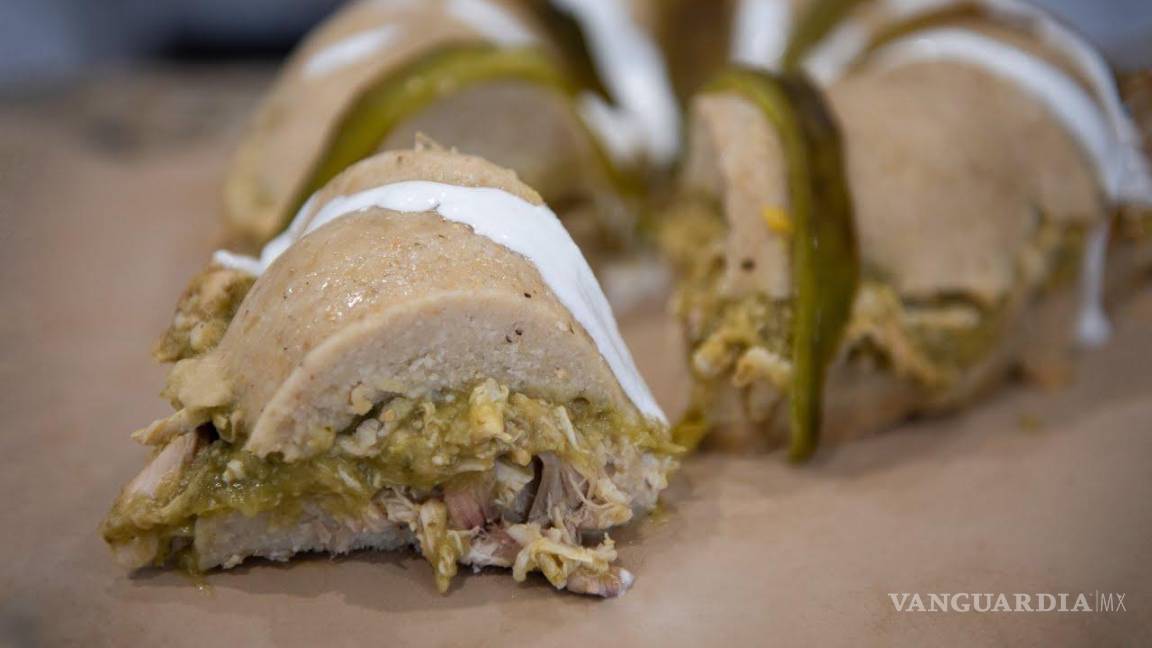 Así se prepara la rosca de tamal, platillo viral de redes sociales