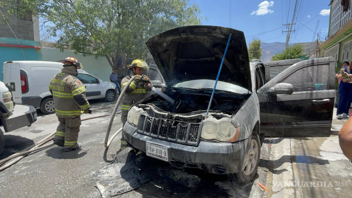 Fuego arrasa con el motor de una camioneta en Saltillo; cortocircuito, presunta causa