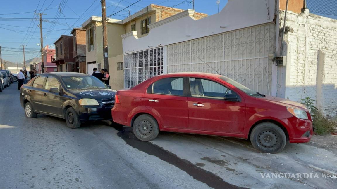 Camioneta impacta autos de manera intencional en el centro de Saltillo; origina fuga de gas (videos)