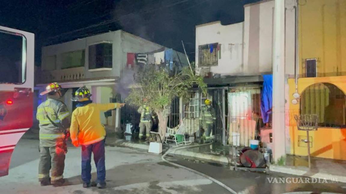 $!Bomberos controlaron las llamas mientras residentes permanecían a salvo.