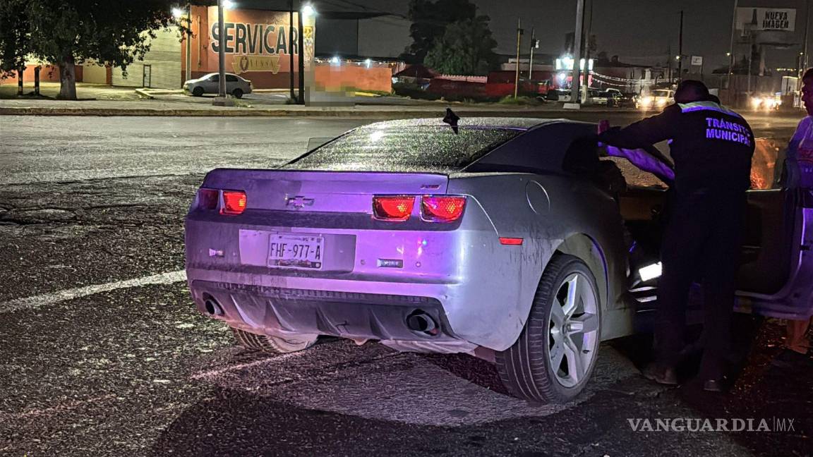 $!Autoridades trasladaron el vehículo a un corralón en tanto se cubren los daños y sanciones.