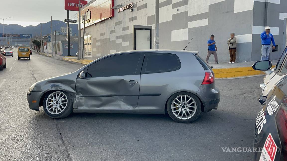 Un lonche que salió caro: choca joven tras distraerse en el periférico LEA de Saltillo