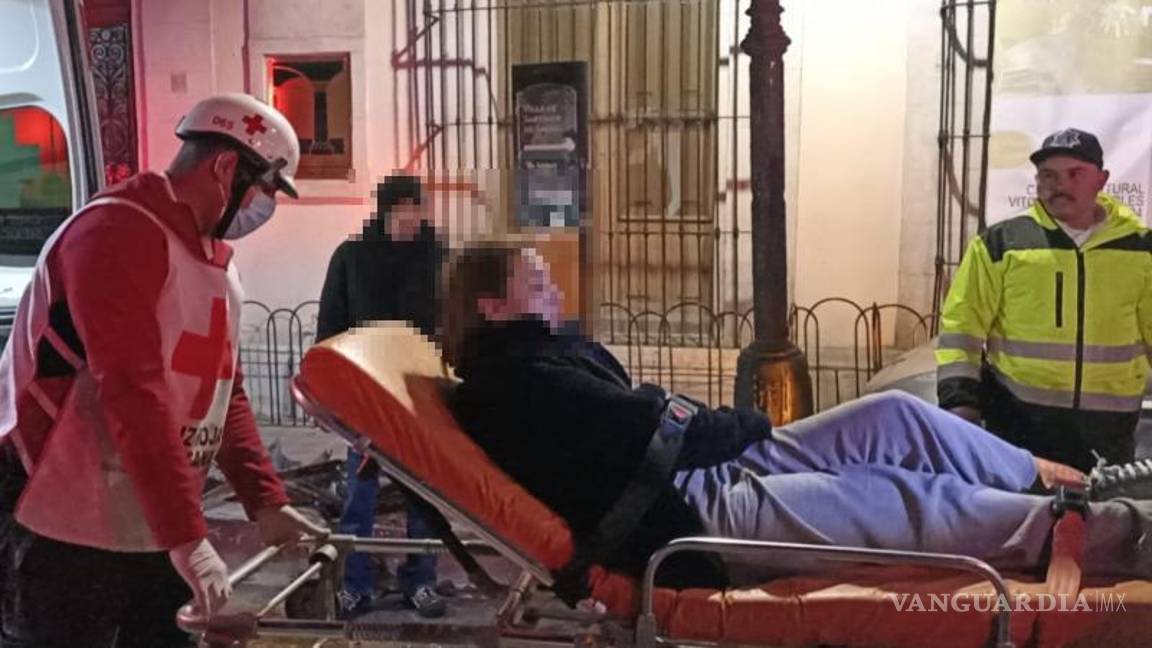 $!Paramédicos de la Cruz Roja brindaron atención a los heridos y trasladaron a dos personas al hospital.