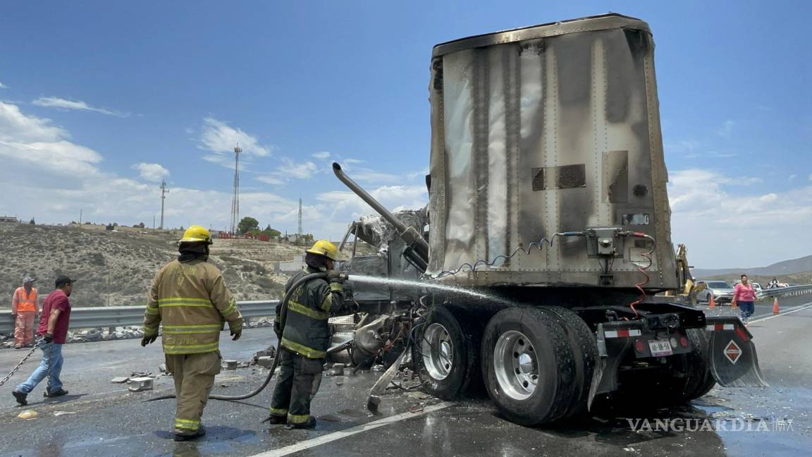 $!Aunque fue rápida la intervención de los bomberos, el fuego consumió la totalidad del tractocamión.