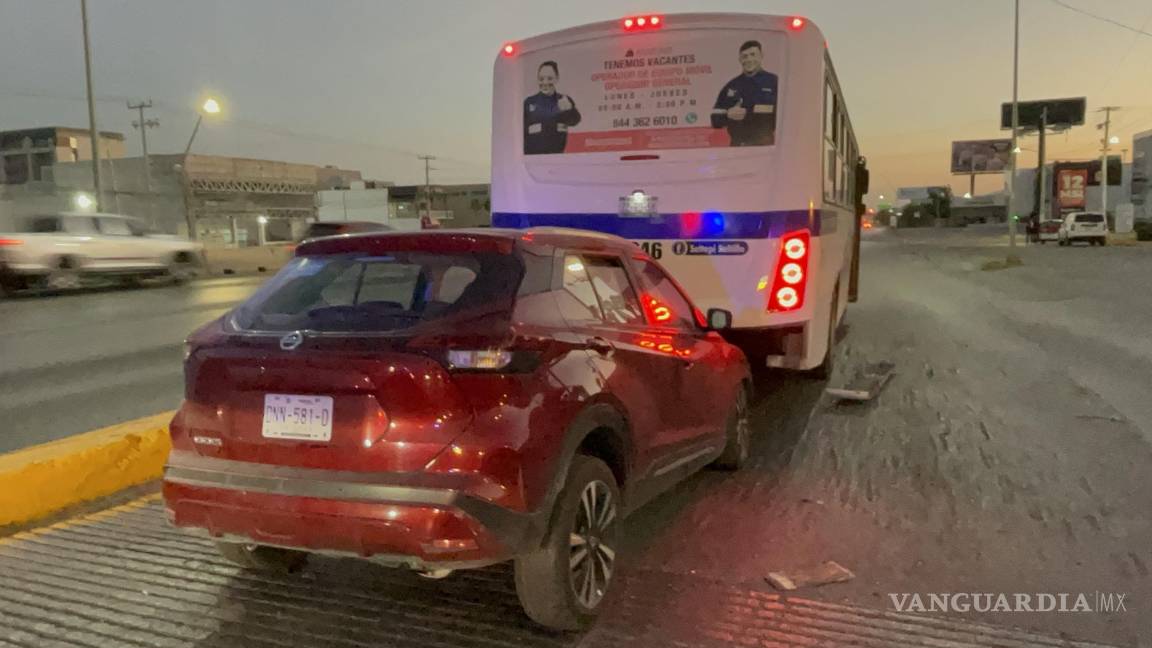 Joven conductora en aparente estado de ebriedad termina debajo de transporte de personal, al norte de Saltillo