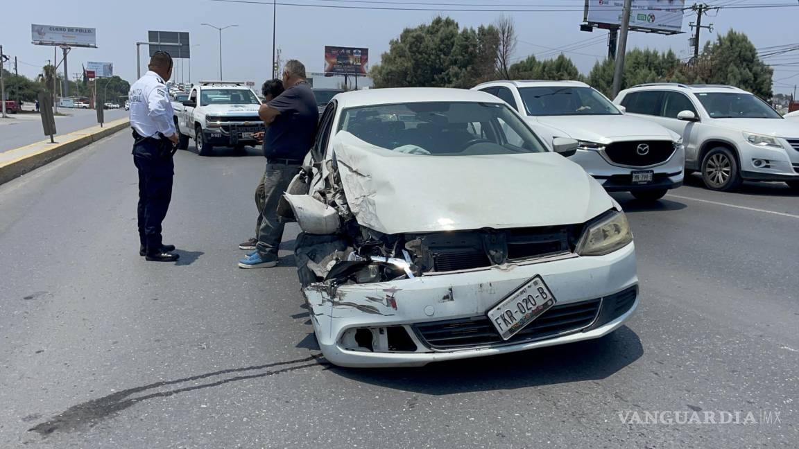 Intenta esquivar y choca por alcance a camioneta con trabajadores al norte de Saltillo