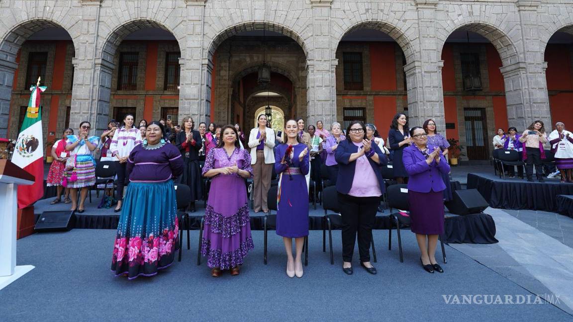 ‘Mucha fuerza’: Mujeres indígenas entregan bastón de mando a Sheinbaum este 8M