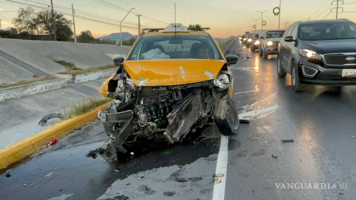 Dormita taxista al volante y provoca accidente en el bulevar Fundadores de Saltillo