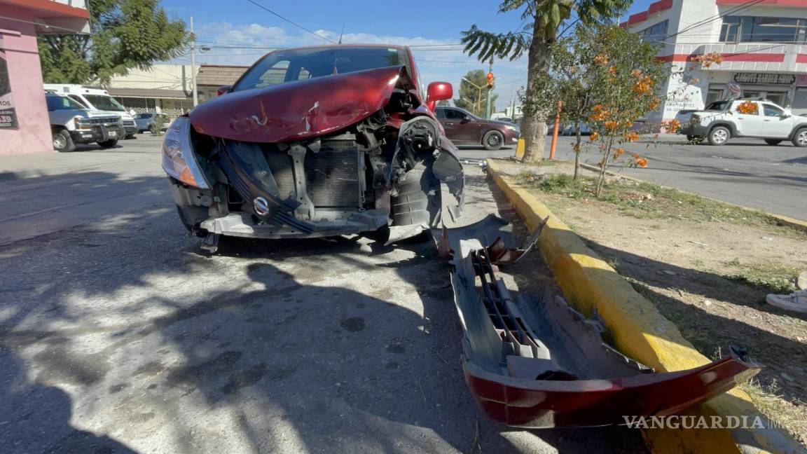 Ignora luz roja en periférico de Saltillo y destroza un auto compacto; no hay lesionados