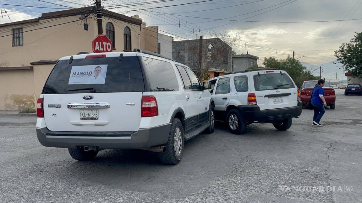 Ignora enormes señalamientos de alto y se estrella contra camioneta en Saltillo