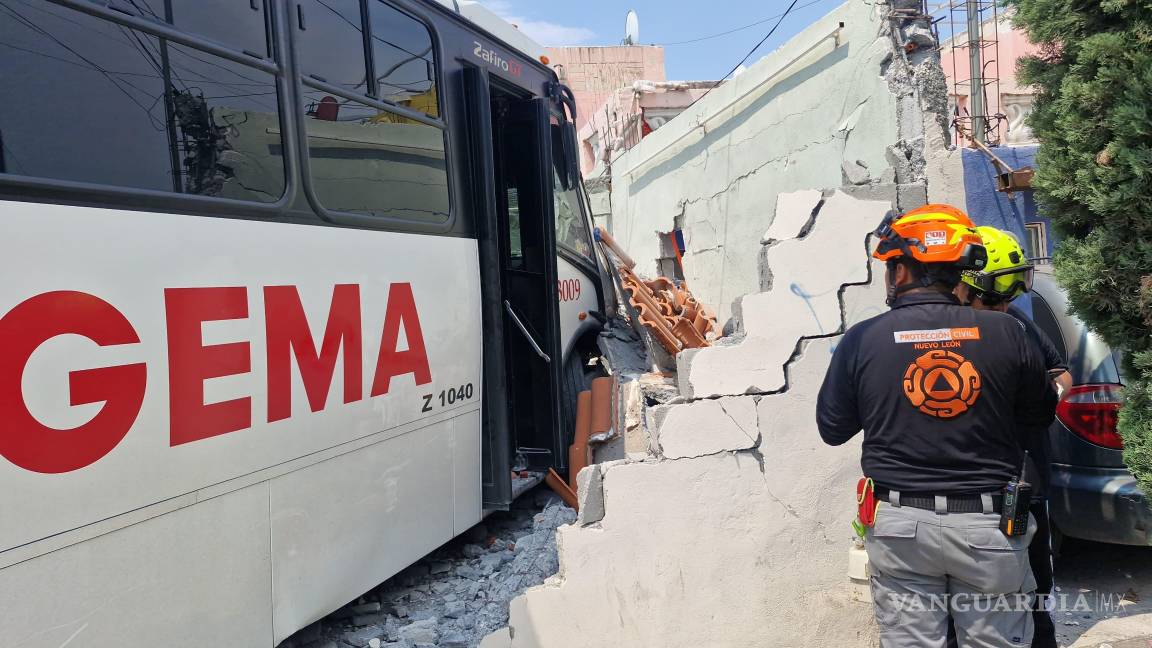 Camión de personal choca contra fachada de una casa en Santa Catarina, Nuevo León
