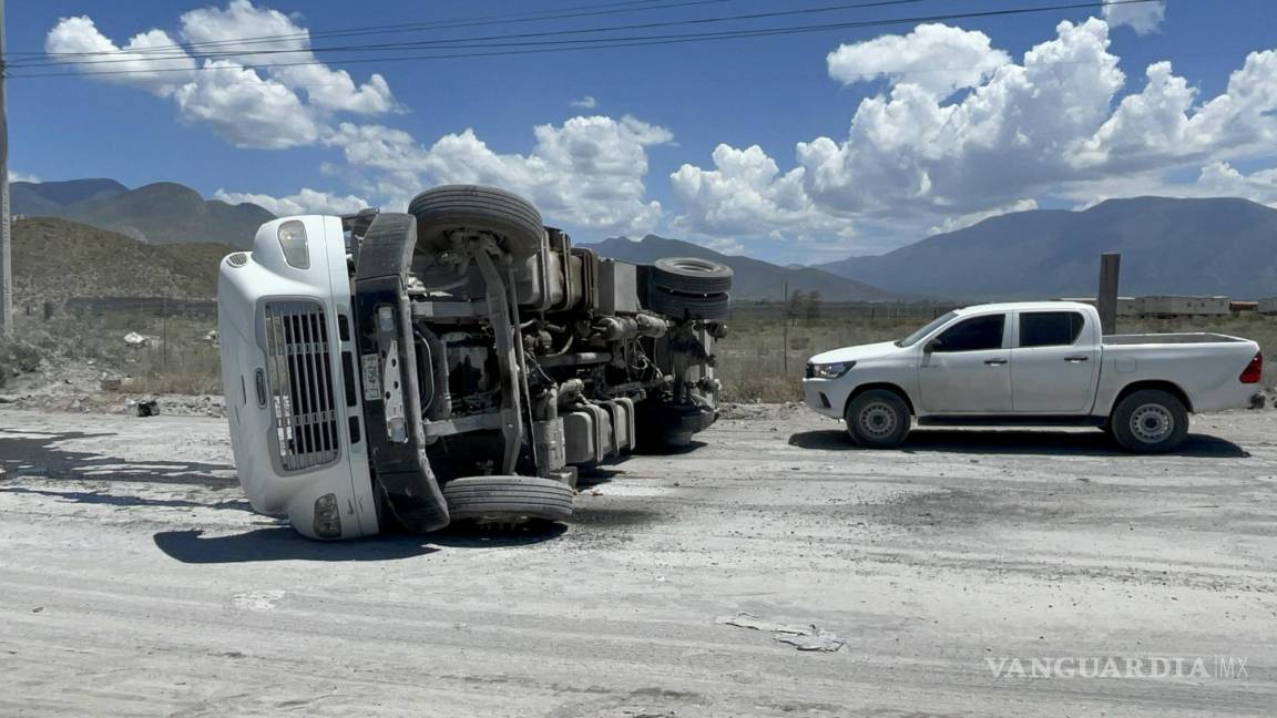 Vuelca camión recolector de basura por circular a exceso de velocidad en Ramos Arizpe